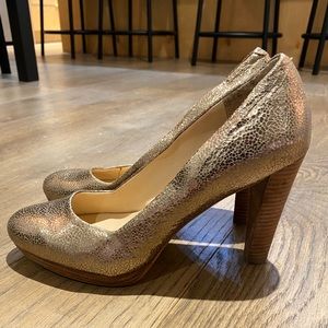 Banana Republic 4 inch stacked heel gold pumps in 8.5